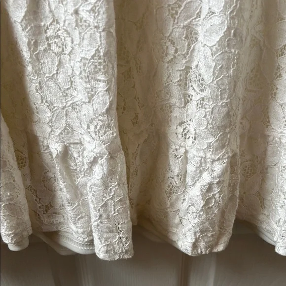 Elegant Off-Shoulder Lace Mini Dress - Picture 4 of 11